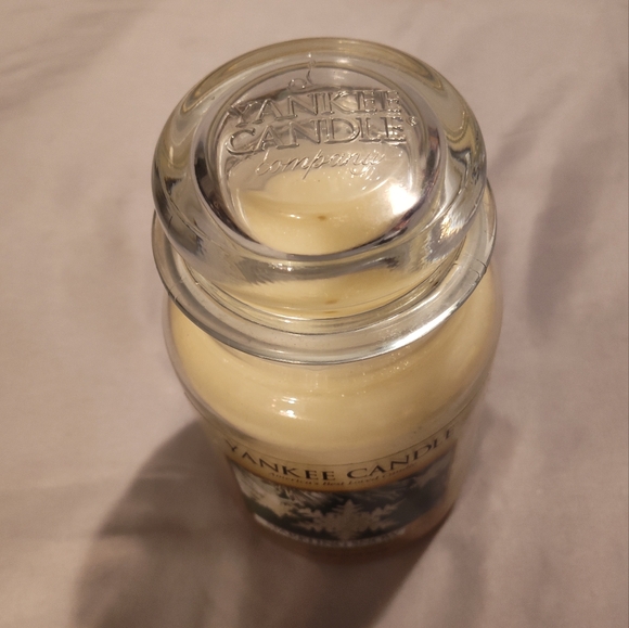 NEW! YANKEE CANDLE 22oz Sparkling Snow - Picture 5 of 6